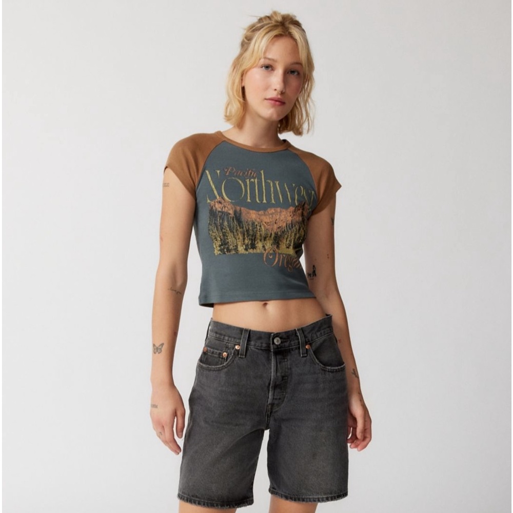 URBAN OUTFITTERS // RAGLAN BABY TEE // S // TAN & GREEN-BLUE-GREYISH